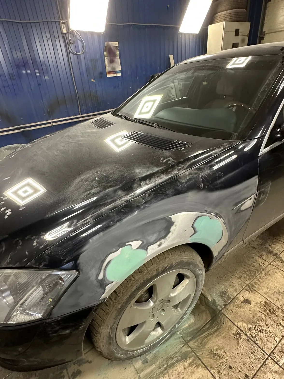 Переднее крыло Mercedes S-класса до ремонта - шпатлёвка и следы коррозии