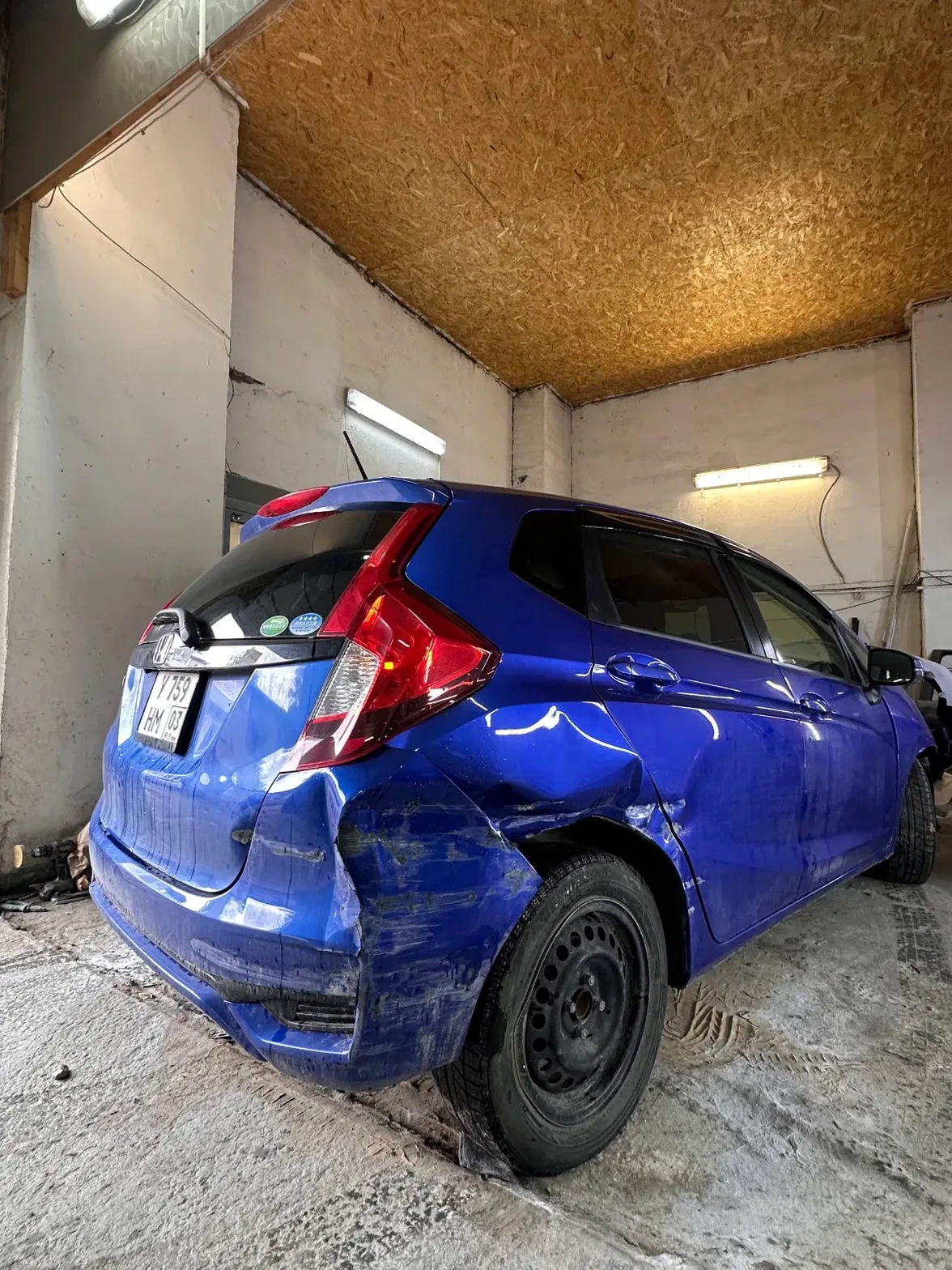 Синяя Honda Fit до ремонта - помятое заднее крыло и бампер после ДТП