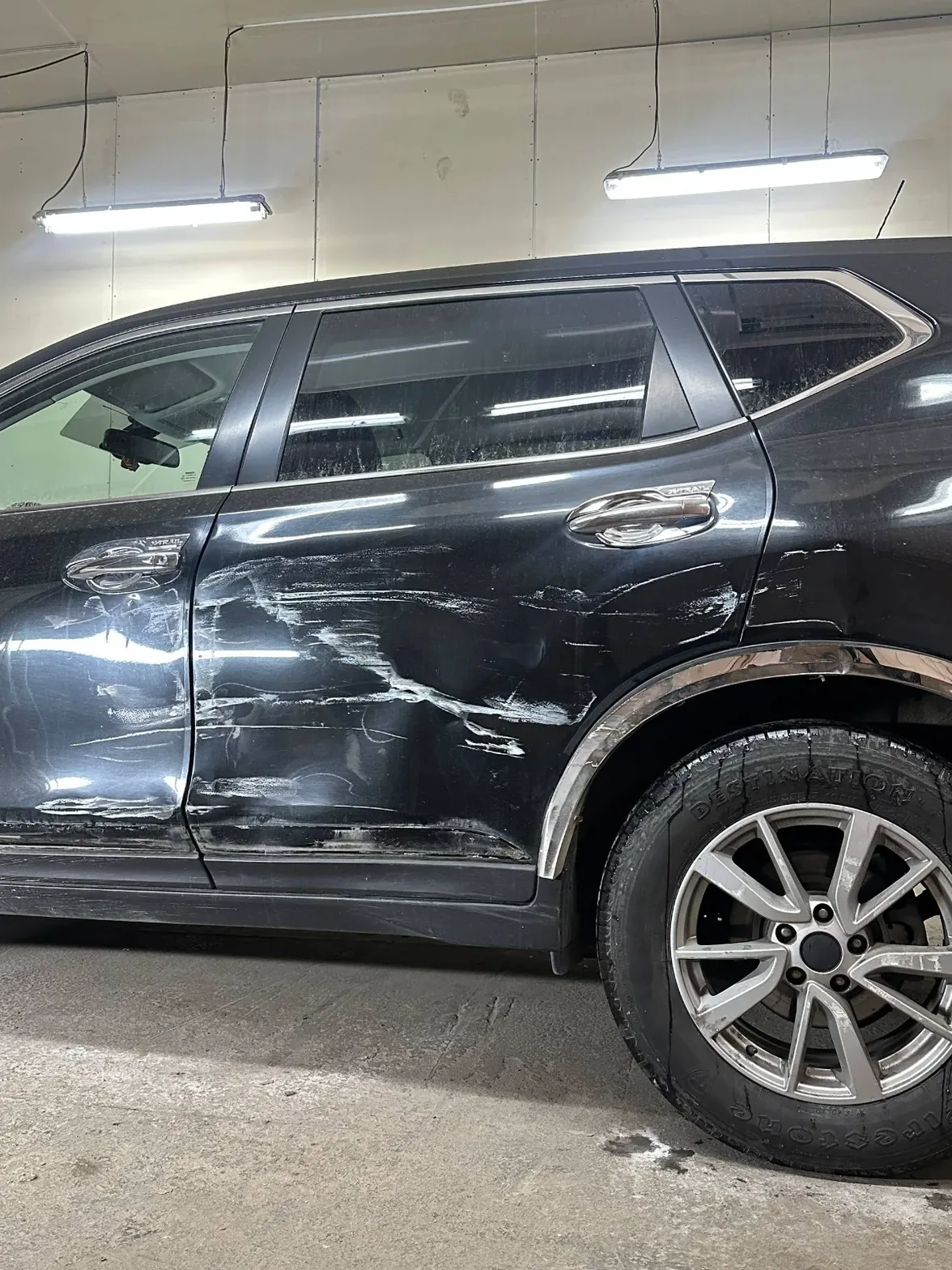 Nissan X-Trail до ремонта - вмятины и царапины по всей левой стороне