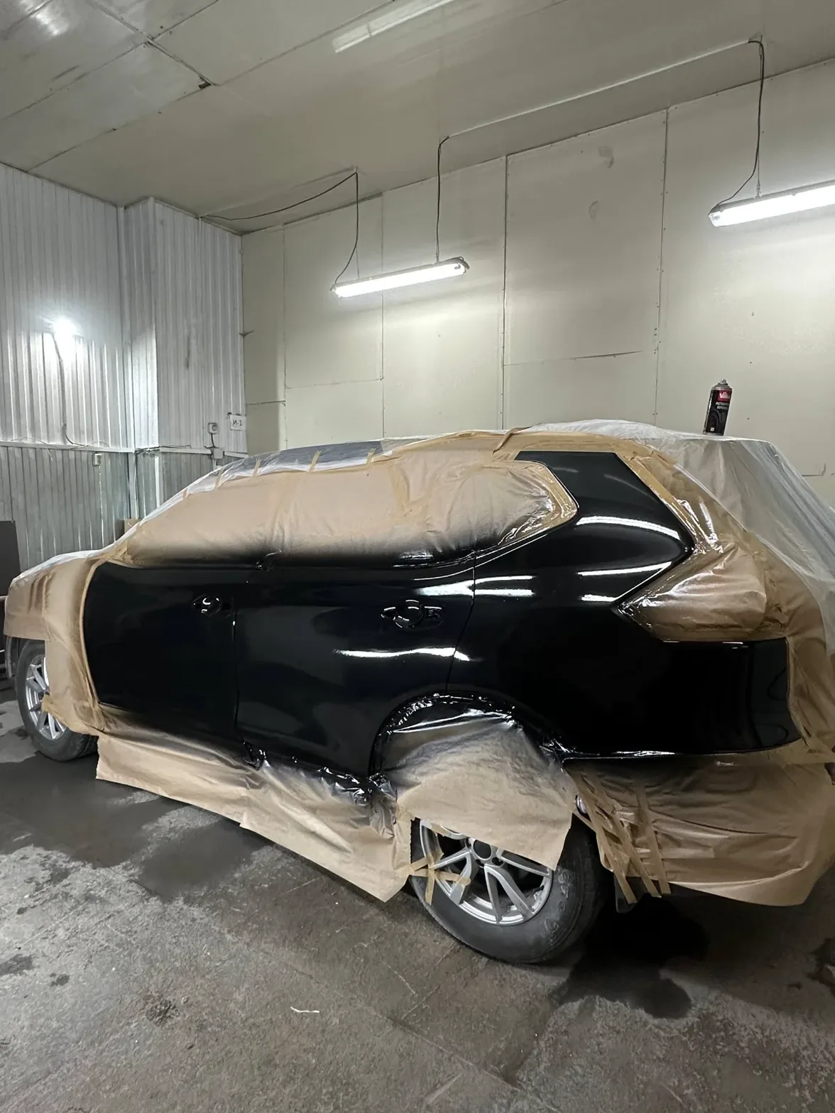 Nissan X-Trail после покраски боковины в камере - ровный чёрный глянец